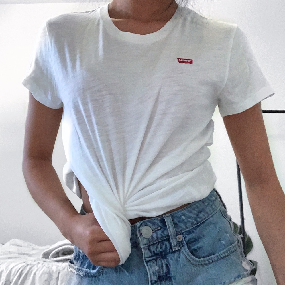 BRAND NEW WHITE LEVI’S T-SHIRT